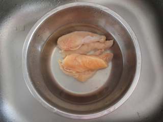 2、自制宝宝鸡肉蔬菜肠（适合24个月以上的宝宝）,鸡胸肉洗净沥去血水后，切成小块