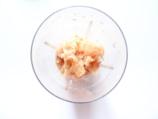 3、自制宝宝鸡肉蔬菜肠（适合24个月以上的宝宝）,将鸡胸肉放入到料理机中搅成肉糜