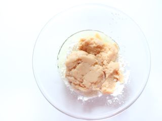 5、自制宝宝鸡肉蔬菜肠（适合24个月以上的宝宝）,将肉馅、30g淀粉、23g蛋清和盐，糖放在一起开始顺时针搅拌（12个月龄以上宝宝可以根据口味少添加一点点盐或者一小勺无添加酱油调味，并搅拌均匀。）