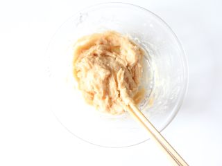 6、自制宝宝鸡肉蔬菜肠（适合24个月以上的宝宝）,最后搅拌成这种稀稠度就可以
