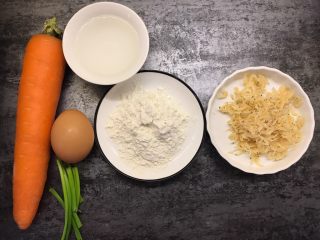 1、胡萝卜虾皮鸡蛋饼,准备好所有食材