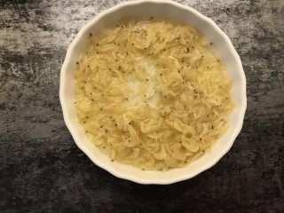 2、胡萝卜虾皮鸡蛋饼,虾皮泡水