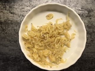 3、胡萝卜虾皮鸡蛋饼,倒去泡虾皮的水