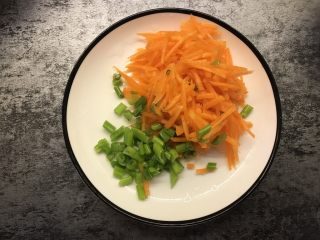 4、胡萝卜虾皮鸡蛋饼,胡萝卜切细丝，香葱切末