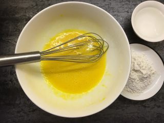 5、胡萝卜虾皮鸡蛋饼,鸡蛋打散