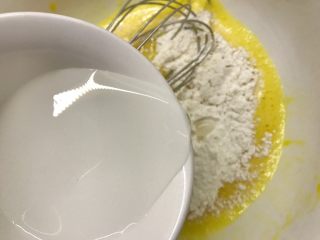 7、胡萝卜虾皮鸡蛋饼,加入清水搅拌均匀