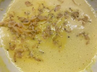 8、胡萝卜虾皮鸡蛋饼,加入虾皮