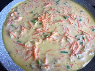 11、胡萝卜虾皮鸡蛋饼,平底锅抹上少许油，倒入面糊转动锅子将面糊摊均