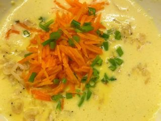 9、胡萝卜虾皮鸡蛋饼,加入胡萝卜、香葱搅均