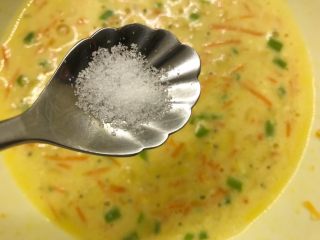 10、胡萝卜虾皮鸡蛋饼,加入适量盐调味