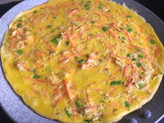 12、胡萝卜虾皮鸡蛋饼,盖上锅盖，小火煎熟