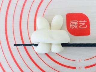 9、小白兔馒头,借助筷子整形。