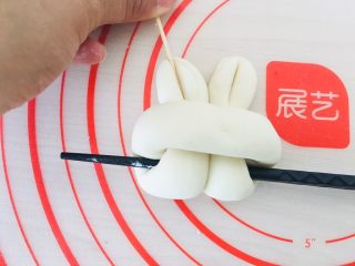 10、小白兔馒头,用牙签压一下耳朵。