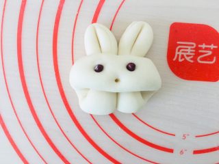 12、小白兔馒头,装上红豆做眼睛。