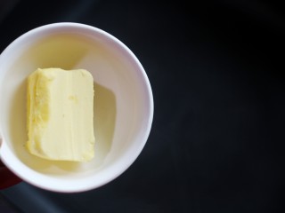 2、超好吃的人气草莓雪花酥,.不粘锅开小火融化黄油。