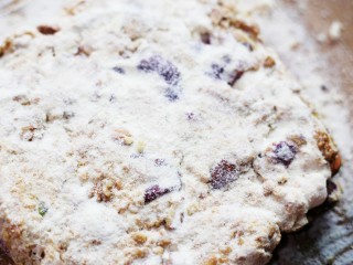 8、超好吃的人气草莓雪花酥,趁热放入撒上一层奶粉的平板上,压平整,表面撒上奶粉。