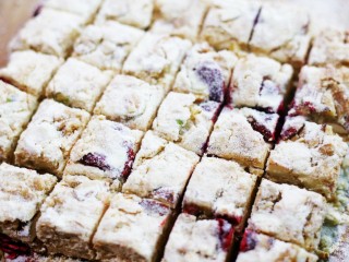 9、超好吃的人气草莓雪花酥,晾凉切块即可。