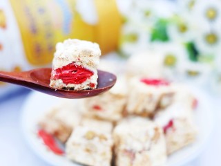 13、超好吃的人气草莓雪花酥,颜值超高!