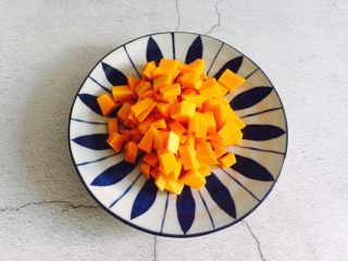 2、双米南瓜粥,南瓜清洗干净去皮去馕切小块备用