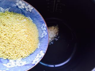 4、双米南瓜粥,小米淘洗一下倒入电饭煲内胆