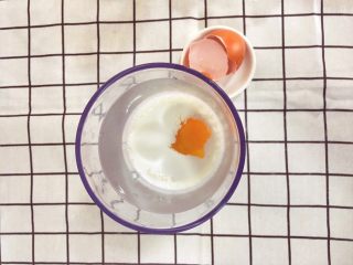 2、辅食9M➕：大米布丁????,将熟米饭和牛奶一起倒入料理杯中，再打入一个鸡蛋