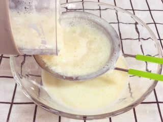 4、辅食9M➕：大米布丁????,把搅好的蛋糊过筛两次，第一次会发现会有些米饭的沉淀物，再倒入料理机中继续搅打，尽量打的细腻些。