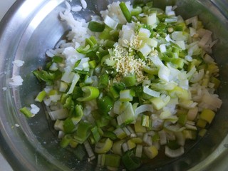 4、米饭鸡蛋山药饼,加虾泥，山药泥。葱花，盐，鸡精。