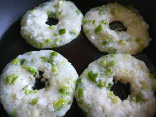 7、米饭鸡蛋山药饼,摊成四个饼，中间隔离开。倒入蛋黄