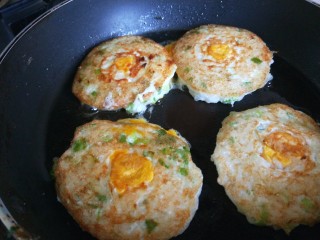 9、米饭鸡蛋山药饼,小火慢煎。蛋黄熟透即可。