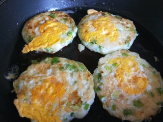 10、米饭鸡蛋山药饼,两面金黄出锅。