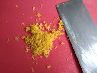 1、柠檬磅蛋糕,柠檬用盐擦洗干净，把柠檬皮刮下来，不要刮到白色部分，切的细碎，将柠檬皮和3克糖拌匀一下备用