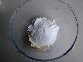 3、柠檬磅蛋糕,黄油切小块软化后加入糖粉