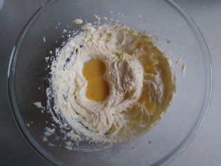 4、柠檬磅蛋糕,用电动打蛋器的打蛋头将糖粉和黄油混合一下，再启动电源将黄油打发至体积膨大，鸡蛋液分多次加入到黄油里，每加入一次打发至完全吸收，再加入一次