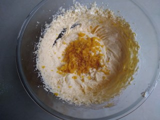 5、柠檬磅蛋糕,倒入柠檬皮