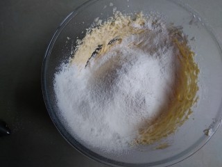 6、柠檬磅蛋糕,在倒入面粉和泡打粉