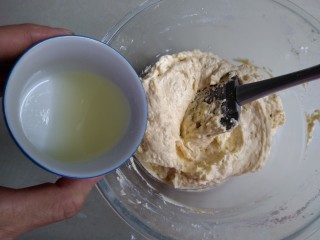 7、柠檬磅蛋糕,拌至无颗粒，在道路25克柠檬汁，翻拌至面糊，表面有光泽，大概拌了差不多100下