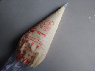 8、柠檬磅蛋糕,拌好的蛋糕糊装入裱花袋中