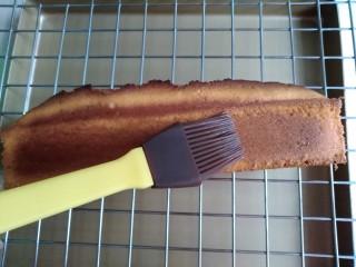 11、柠檬磅蛋糕,烘烤的时候准备糖水，将20克砂糖倒入30克清水中，小火煮至糖融化后再倒入十克柠檬汁，蛋糕烘烤好后取出倒在晾架上，用刷子将糖水刷进蛋糕里。将全部糖水都刷进，放凉后裹上保鲜膜。