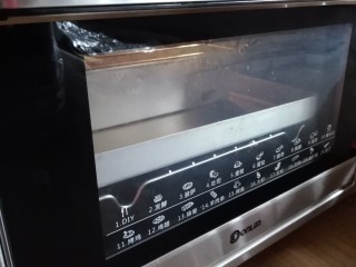 10、柠檬磅蛋糕,放入到已经预热好170度的东菱烤箱中下层烘烤40至45分钟左右