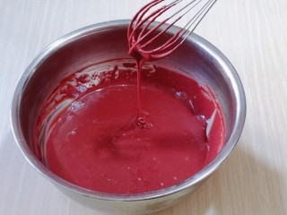 6、8寸红丝绒戚风蛋糕,用手动打蛋器拌均匀，看不到面粉为止，拌的时候使用手动打蛋器呈Z字形状来回搅动，不要转圈搅拌，以免起筋。这样蛋黄糊就做好了，放在旁边备用。(面糊提起打蛋器轻松顺滑的滴落下去，且无干粉。)