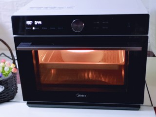 13、8寸红丝绒戚风蛋糕,入美的s5-l300e蒸烤箱中层，145度烤50分钟！（时间及温度仅供参考）