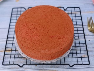 14、8寸红丝绒戚风蛋糕,取出后立即倒扣在晾网上凉透再脱模！