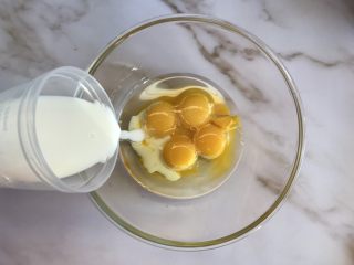 3、八寸戚风蛋糕,加入纯牛奶