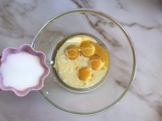 4、八寸戚风蛋糕,加入8g白砂糖