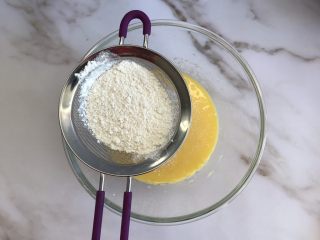 5、八寸戚风蛋糕,搅拌均匀筛入低筋面粉