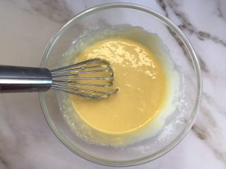 6、八寸戚风蛋糕,画Z字翻拌均匀