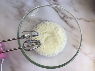 7、八寸戚风蛋糕,蛋清用电动打蛋器打散打至鱼眼泡，加入三分之一的白砂糖继续打发