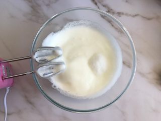 8、八寸戚风蛋糕,蛋白细腻在加入三分之一的白砂糖继续打发