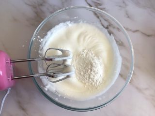 9、八寸戚风蛋糕,出现纹路后再加入三分之一的白砂糖和玉米淀粉