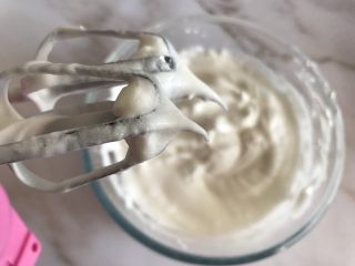 10、八寸戚风蛋糕,蛋白打至提起打蛋器呈图片状态